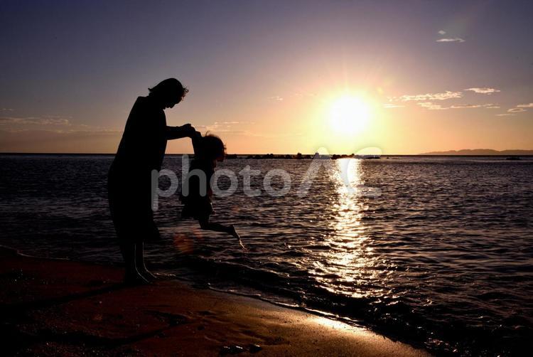 夕暮れの親子 日暮れ,浜,海の写真素材