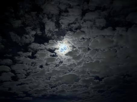 スーパームーンと羊雲　11月の満月 夜景,満月,11月の写真素材