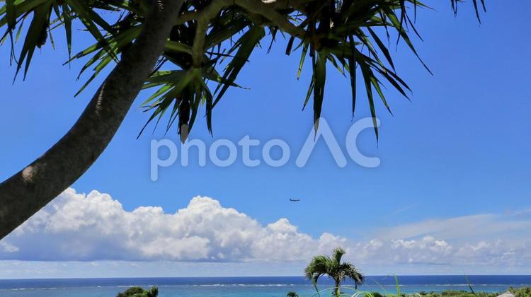 石垣島　絶景カフェから 石垣島,空,景色の写真素材