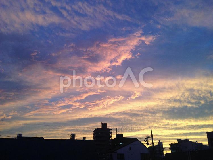 どうしようもないくらい　こみ上げるオレンジ 夕暮れ,夕闇,夕方の写真素材