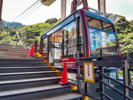 鋸山ロープウェー山麓駅のホームと車両 鋸山ロープウェー山麓駅のホームと車両の写真