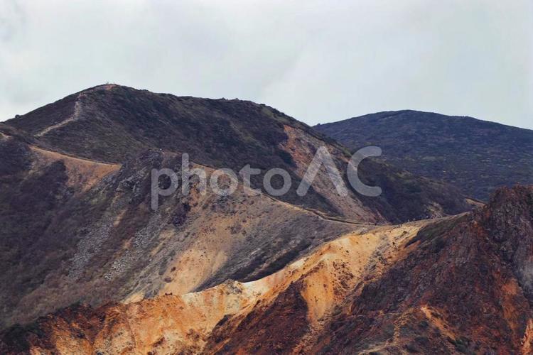 荒々しい岩肌をさらず山 トレッキング,ハイキング,山頂の写真素材