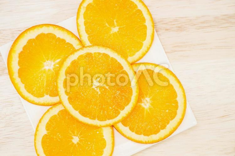 皿に置かれたオレンジのイメージ オレンジ,皿,食器の写真素材