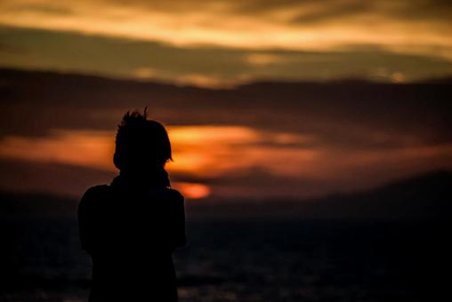 <Material> A boy strolling along the sea to watch the sunrise, JPG
