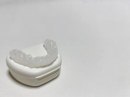 ケースの上に乗ったナイトガード ケースの上に乗ったナイトガード ナイトガード,マウスピース,食いしばりの写真素材