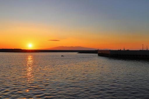 長洲港から眺める夕日 夕日,夕焼け,オレンジ色の写真素材