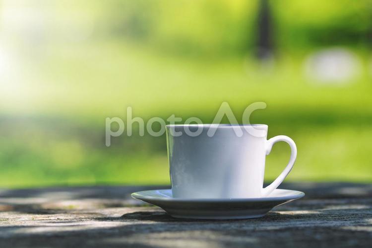 コーヒーと緑ぼかし背景 コーヒー,コーヒーカップ,背景の写真素材