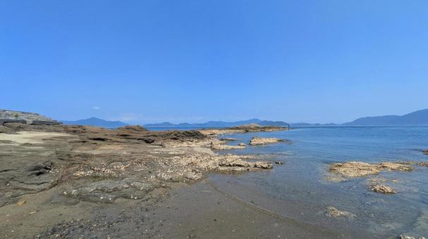 岩と砂浜が織りなす海岸線-04 岩と砂浜が織りなす海岸線-04の写真