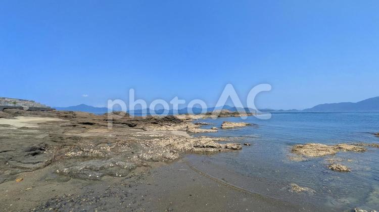 岩と砂浜が織りなす海岸線-04 大角海浜公園,今治市,瀬戸内海の写真素材