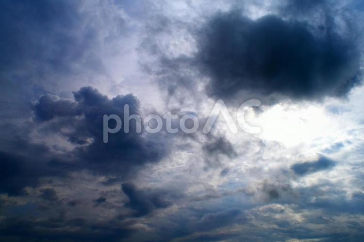 曇り　空　暗い空　暗い　曇り空　光　　 曇り,空,暗い空の写真素材