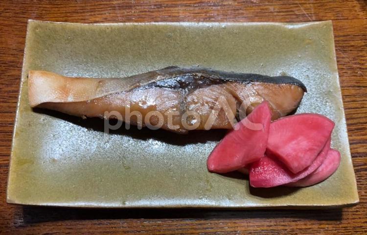 焼き味付き鰤と赤かぶの酢漬け 鰤焼き,味付き,焼き魚の写真素材