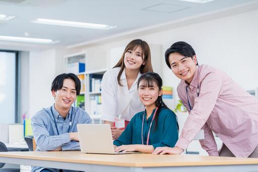 オフィスで働く若いビジネスマン。 ビジネス,人物,日本人の写真素材