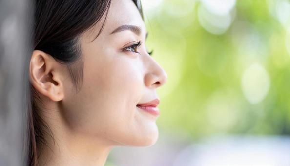 若い女性の横顔 若い女性の横顔の写真
