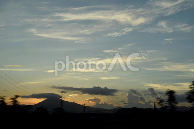 車窓からの夕焼け 車窓,夕焼け,夕方の写真素材