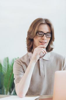 テーブルでノートパソコンを使うメガネの男性 男性,外国人,欧米人の写真素材