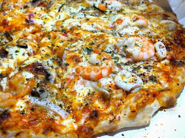 食べ応えのありそうな厚みのあるピザ ピザ,エビ,美味しそうの写真素材