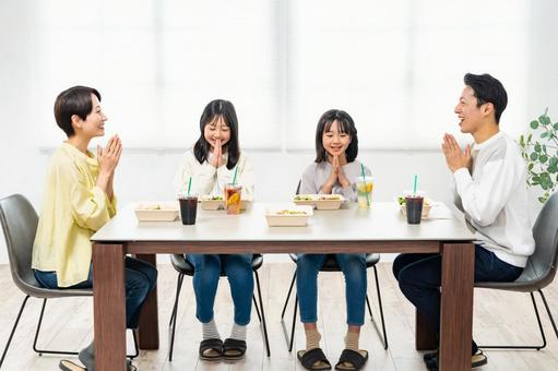 食事をする家族 食事をする家族 配達,フード,弁当箱の写真素材