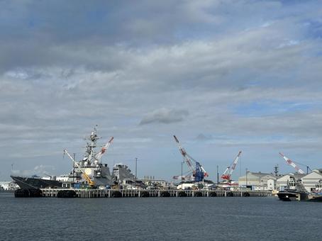 船と沢山のクレーン クレーン,船,海上自衛隊の写真素材