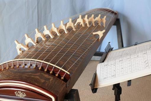 Photo, piano, spectrum table, standing stage, 