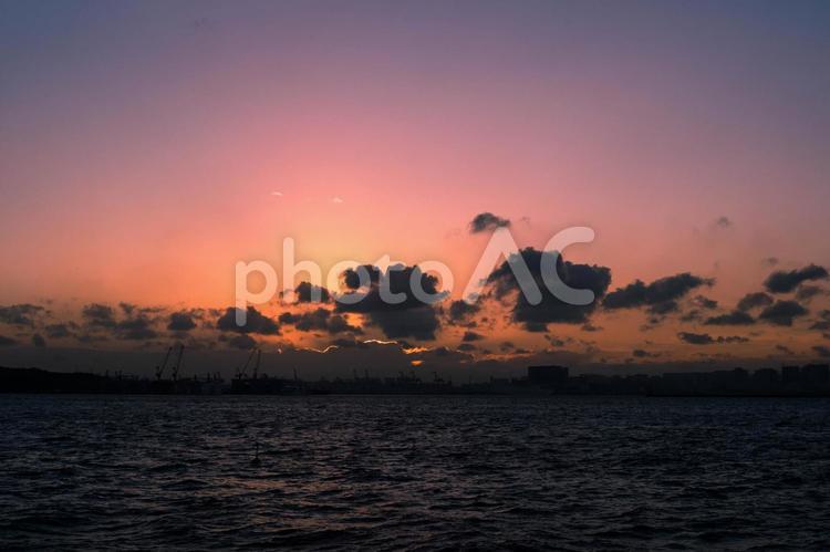 夕暮れ 夕日,夕方,夕日と海の写真素材