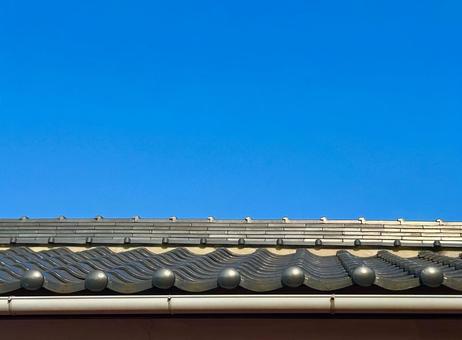 甍(いらか)の波と雲のない空の解放感(横 甍(いらか)の波と雲のない空の解放感(横 かわら,屋根,甍の写真素材