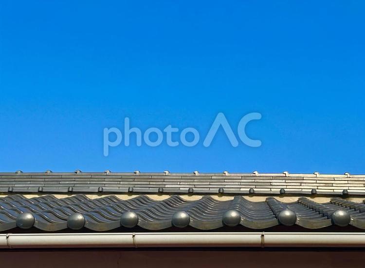 甍（いらか）の波と雲のない空の解放感（横 かわら,屋根,甍の写真素材