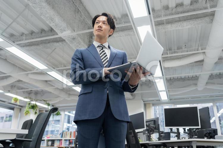 オフィスで仕事をする若いビジネスマン ビジネス,ビジネスマン,エンジニアの写真素材