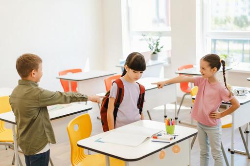 女の子を指さす生徒たち 男の子,女の子,子どもの写真素材