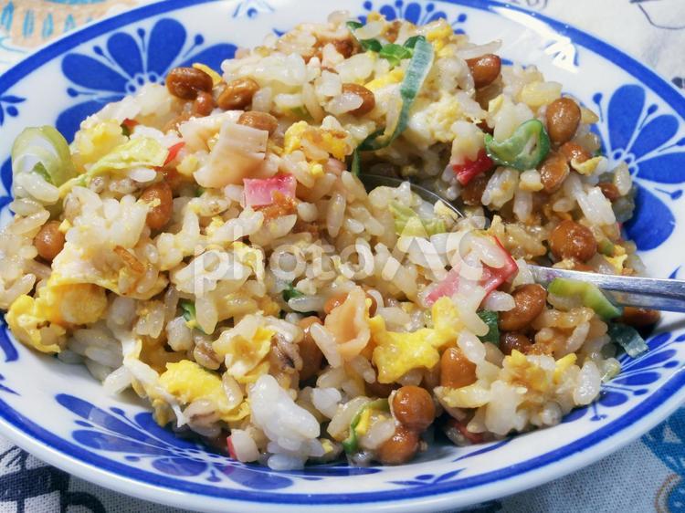 納豆とカニカマの炒飯 炒飯,納豆炒飯,料理の写真素材