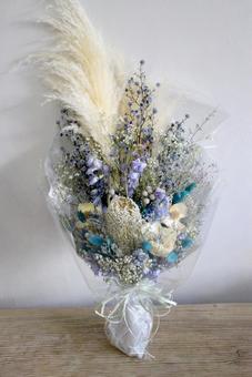 バンパスと青い花のドライフラワーブーケ おしゃれ,かっこいい,クールの写真素材