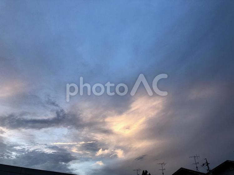 空の神秘〜夏の夕空（夜空） 空,神秘,夕焼けの写真素材