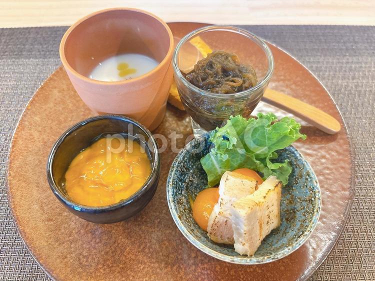 沖縄県産食材の前菜盛り合わせ もずく酢,島大根,野菜の写真素材