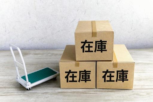 在庫を確認する 在庫,ストック,ダンボールの写真素材