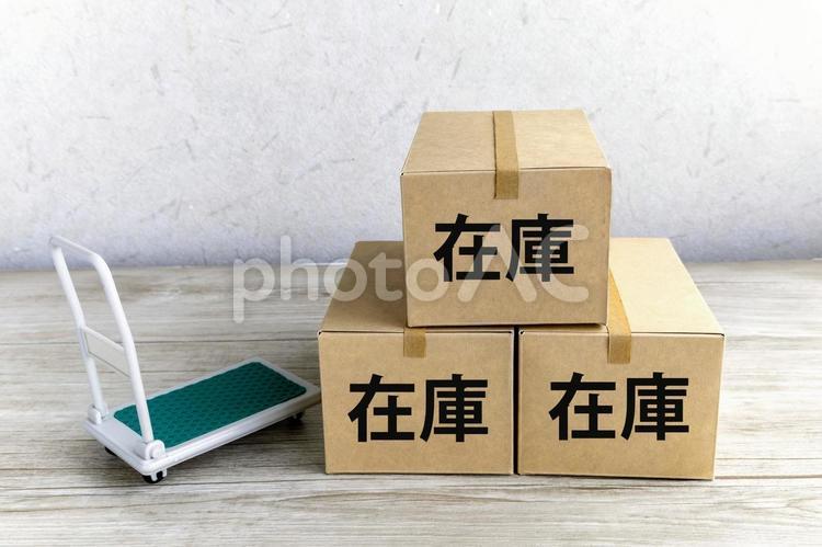 在庫を確認する 在庫,ストック,ダンボールの写真素材