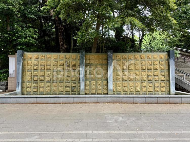 上野　黒門を再現した壁泉 コンクリート,公園,噴水の写真素材