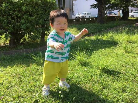初めての冒険、公園での笑顔 初めての冒険、公園での笑顔 子供,赤ちゃん,男の子の写真素材