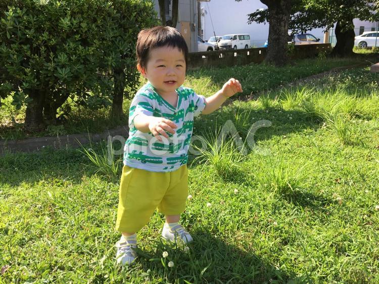 初めての冒険、公園での笑顔 子供,赤ちゃん,男の子の写真素材