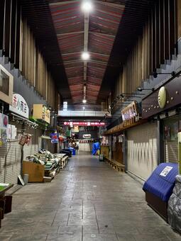 夜の近江町商店街 観光客,ショップ,飲食店の写真素材