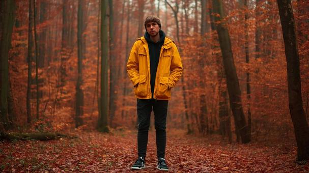 鮮やかな紅葉と黒い服 鮮やかな紅葉と黒い服の写真