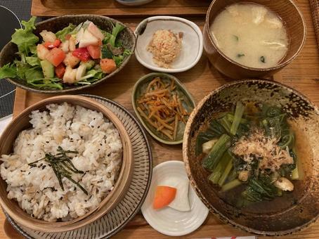 健康的なおひたしと麦飯の定食 ランチ,サラダ,ご飯の写真素材