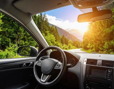 自動車の運転席から見える景色 自動車の運転席から見える景色の写真