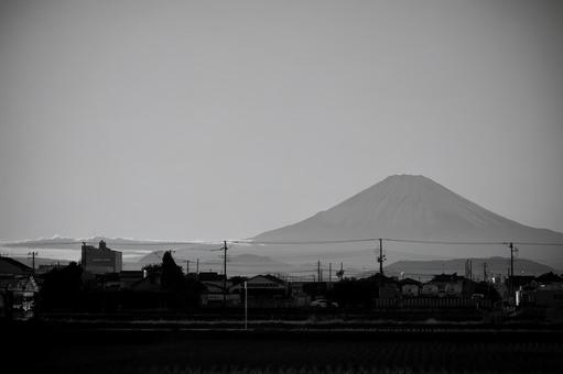 富士山と街並みのシルエットの写真