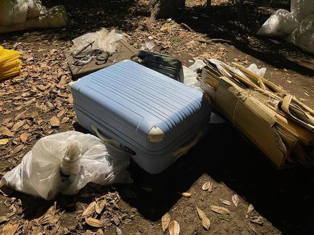 捨てられたスーツケース スーツケース,放置,廃棄の写真素材