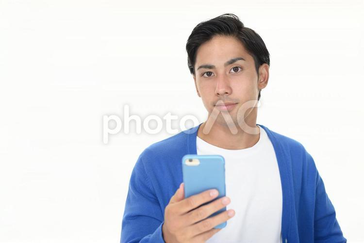 スマートフォンを持つ男性 スマホ,スマートフォン,アイフォンの写真素材