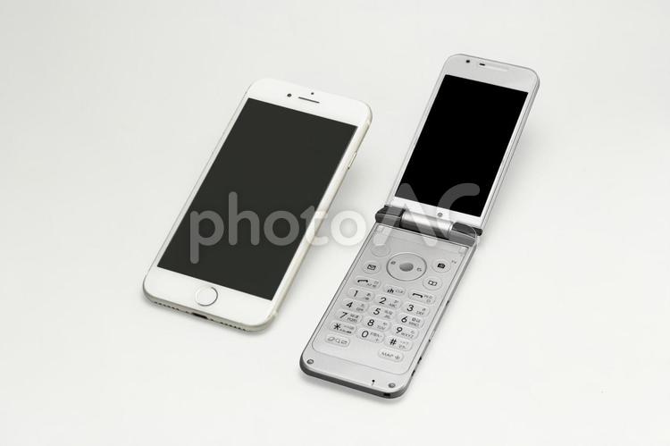 スマホとガラケー2　psd切抜きパス付 スマホ,機種変更,ガラケーの写真素材