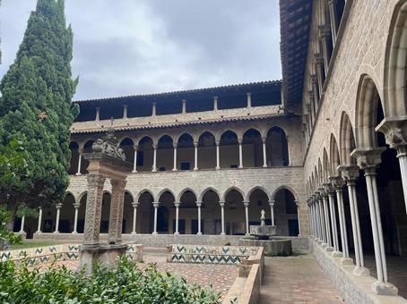 ペドラルベス修道院の石造の門 ペドラルベス修道院の石造の門 バルセロナ,スペイン,ペドラルベス修道院の写真素材