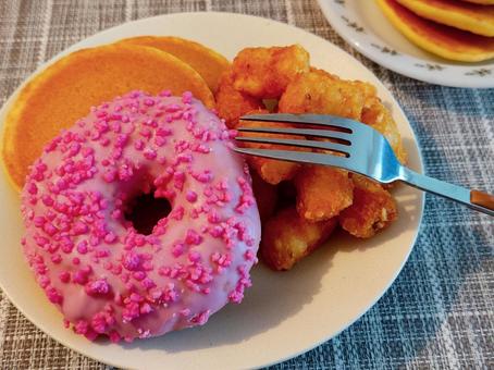 ドーナツ、ハッシュドポテト、パンケーキ ドーナツ,パンケーキ,ハッシュドポテトの写真素材