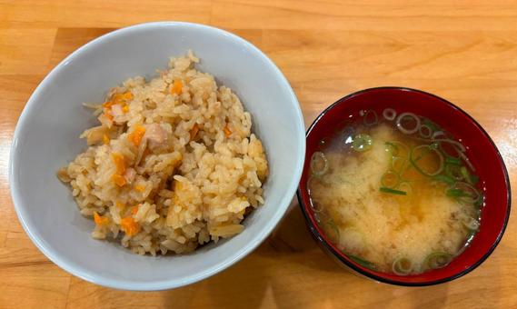 炊き込みご飯とお味噌汁 炊き込みご飯とお味噌汁 炊き込みご飯,鶏飯,かやくご飯の写真素材