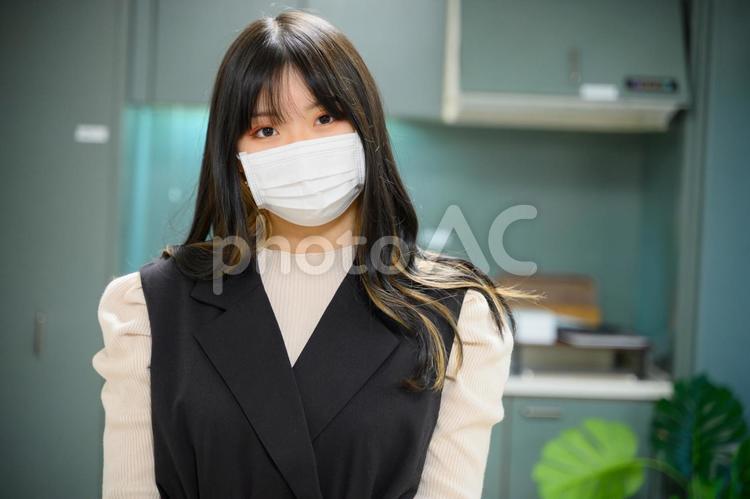 部屋でマスクを付けている10代の女性 女性,女子,女の写真素材