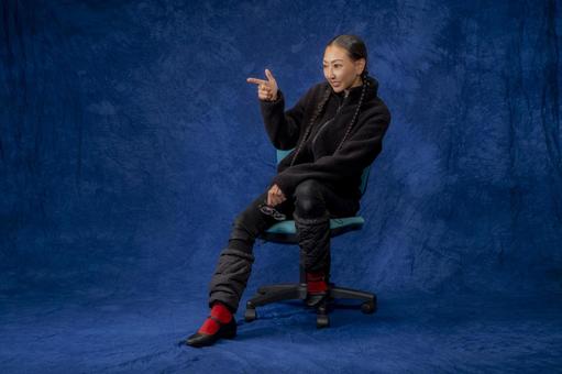 それだ！と指を差す女性_スタジオ撮影 女性,メガネ,三つ編みの写真素材